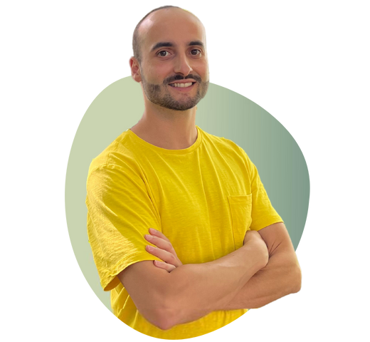 Coach Leonardo Sallustio mit gelben T-Shirt auf gruenem Hintergrund