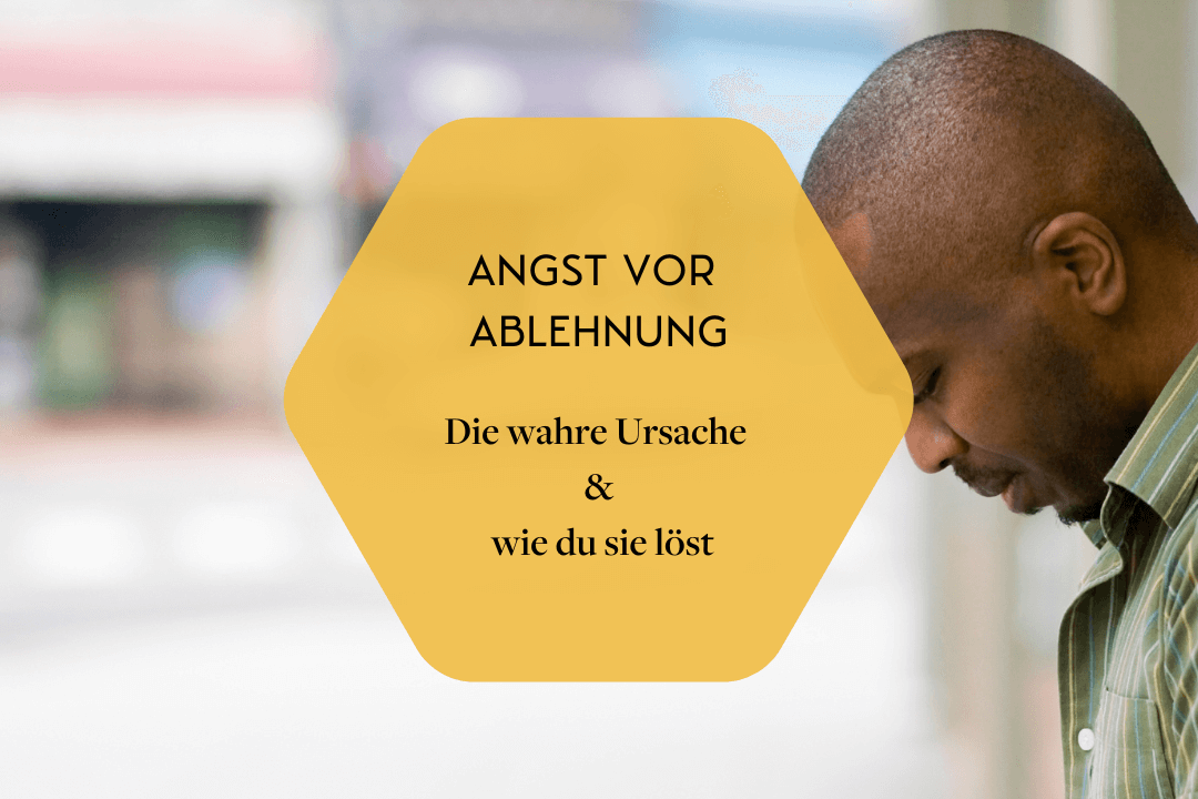 Titelbild Angst vor Ablehnung. Mann schaut auf den Boden.