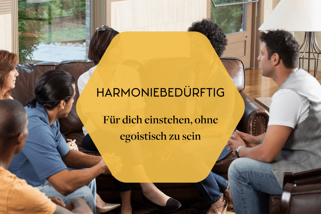 harmoniebeduerftig-titelbild Gruppe diverser Menschen sitzt eng beisammen auf einem Sofa in gemütlichem Wohnzimmer – harmonisch um "Harmoniebedürftig: Für dich einstehen ohne egoistisch zu sein" – Titelbild für People-Pleaser-Coaching-Blog.