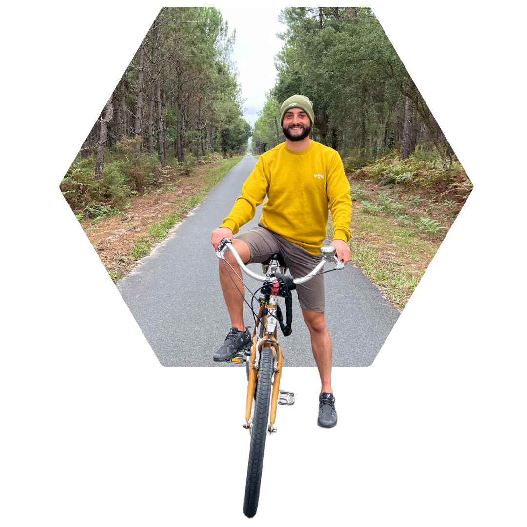 Leonardo Sallustio im gelben Pullover auf einem Fahrrad