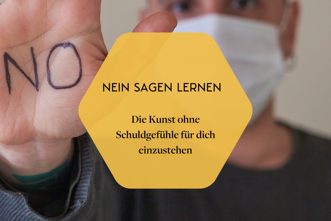 Ein Mann mit Maske streckt seine Hand nach vorne auf der Nein steht.